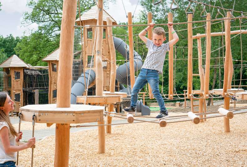 Parents are cordially invited to dare to use the playground equipment of the Adventure Forest themselves and to play together with their children.