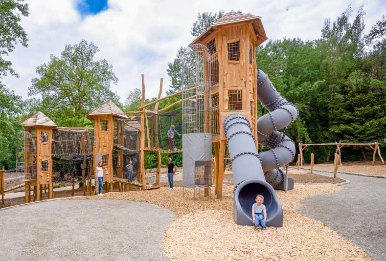 In the multi-storey climbing castle Les Tours des mille Aventures, parents can experience adventures together with their children.