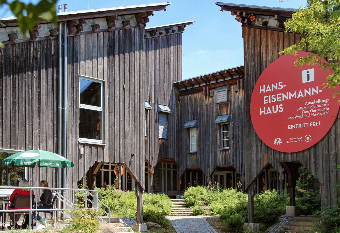 Die Waldaustellung im Hans-Eisenmann-Haus direkt am Pfadausgang vermittelt Wissenswertes über den ältesten Nationalpark Deutschlands