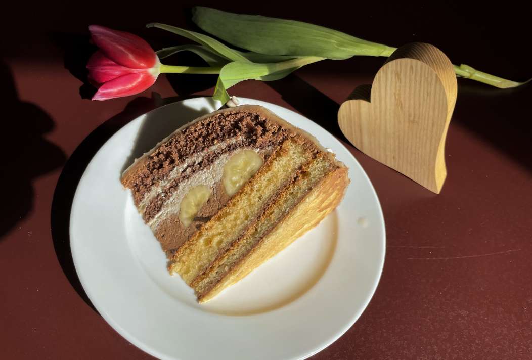 Schoko-Bananen-Torte schön angerichtet im Café Eisenmann
