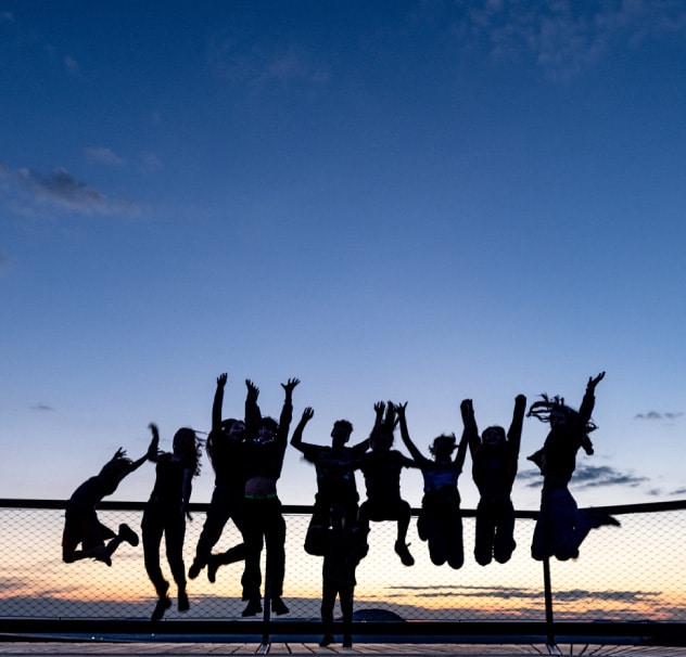 Schulkinder springen bei Abendveranstaltung auf dem Aussichtsturm in die Luft