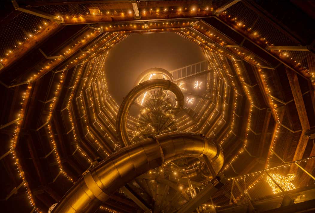 In der Mitte des Aussichtsturms schlängelt sich eine über 80 Meter lange Tunnelrutsche