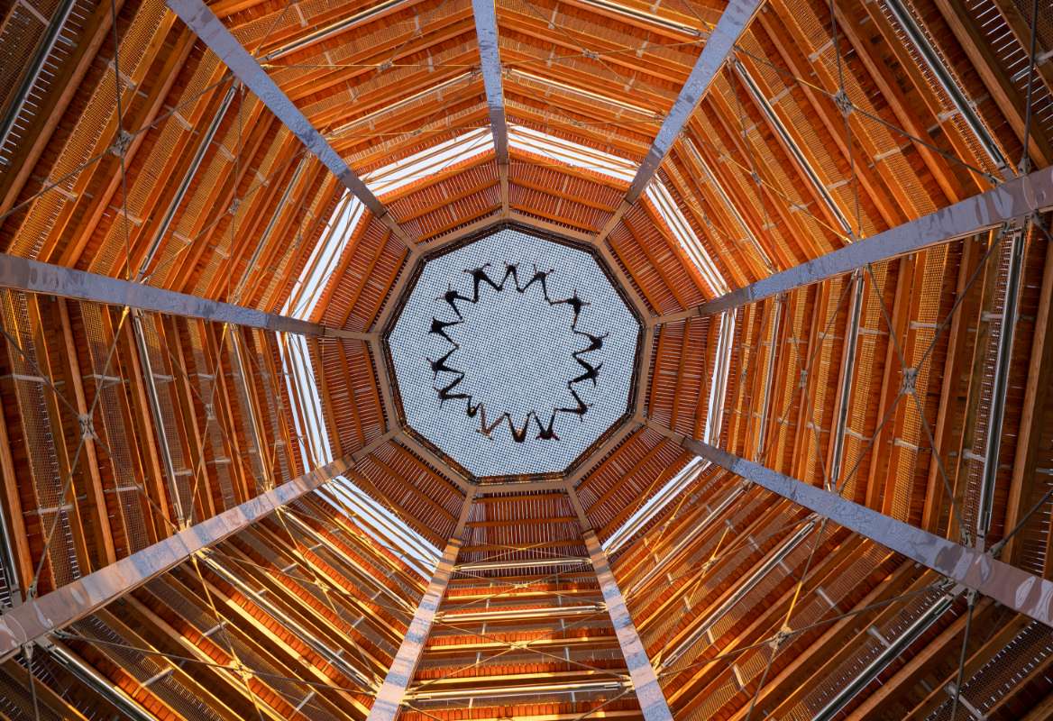 Star formed by a group lying on the net suspended at 40 meters high, at the top of the panoramic tower of the Sentier des cimes Laurentides: view from below