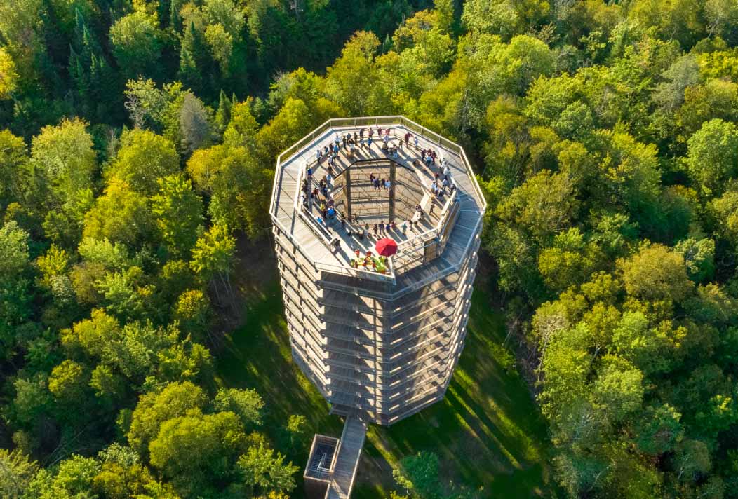 Aerial view of the panoramic tower and the net at the Sentier des cimes Laurentides