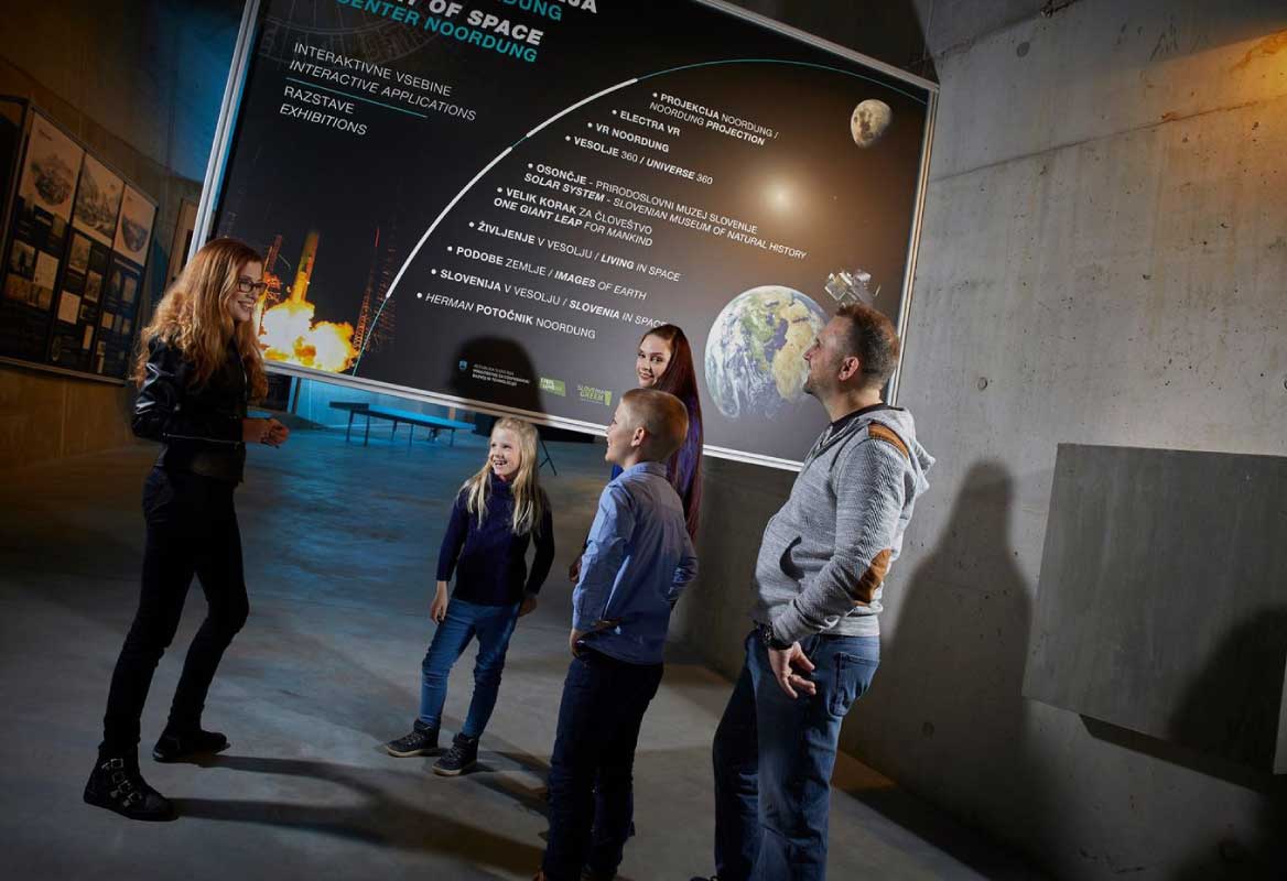Virtuelle Realität, Simulatoren und Projektionen sind auch für Kinder ein hervorragender Lernpfad für Weltraumerlebnisse.