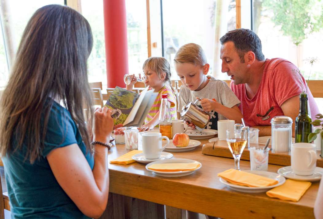 Im Selbstbedienungsrestaurant Boomhus im Naturerbe Zentrum Rügen schenkt ein Sohn seinem Vater Kaffee ein.
