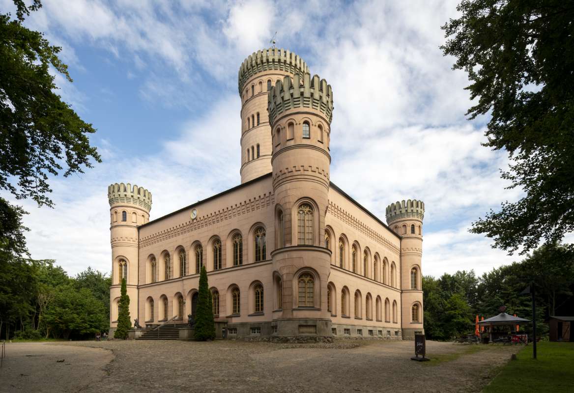 Die Putbuser Fürstenfamilie errichtete das heutige Museum als Jagdschloss Granitz auf Rügen.