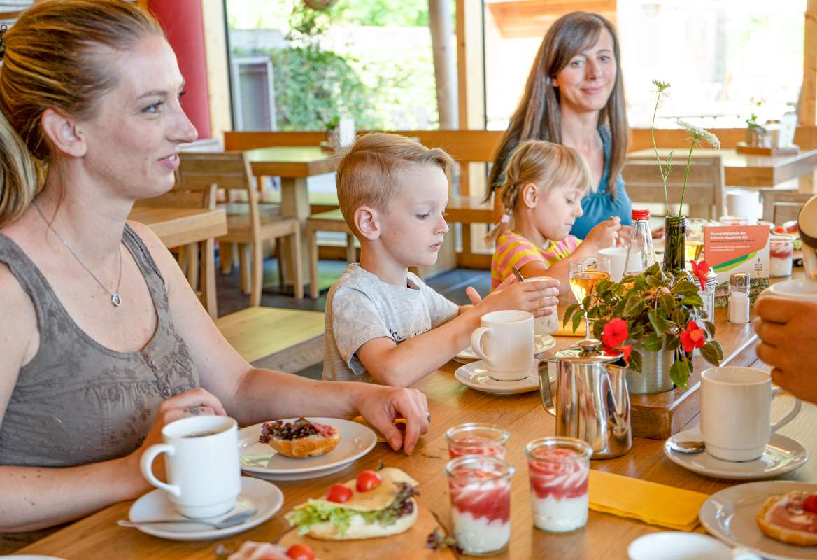 Mütter genießen mit ihren Kindern die reichhaltige Auswahl im Restaurant Boomhus direkt beim Baumwipfelpfad.
