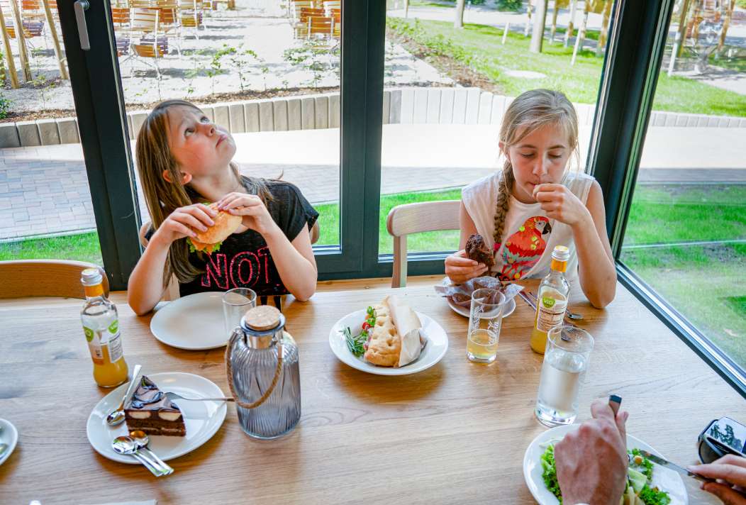 Im Restaurant Boomhus genießen Schwestern sowohl herzhafte, als auch süße Speisen.