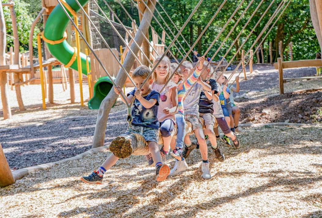 The Ringelnatter children's swing allows a whole group of children to swing together.