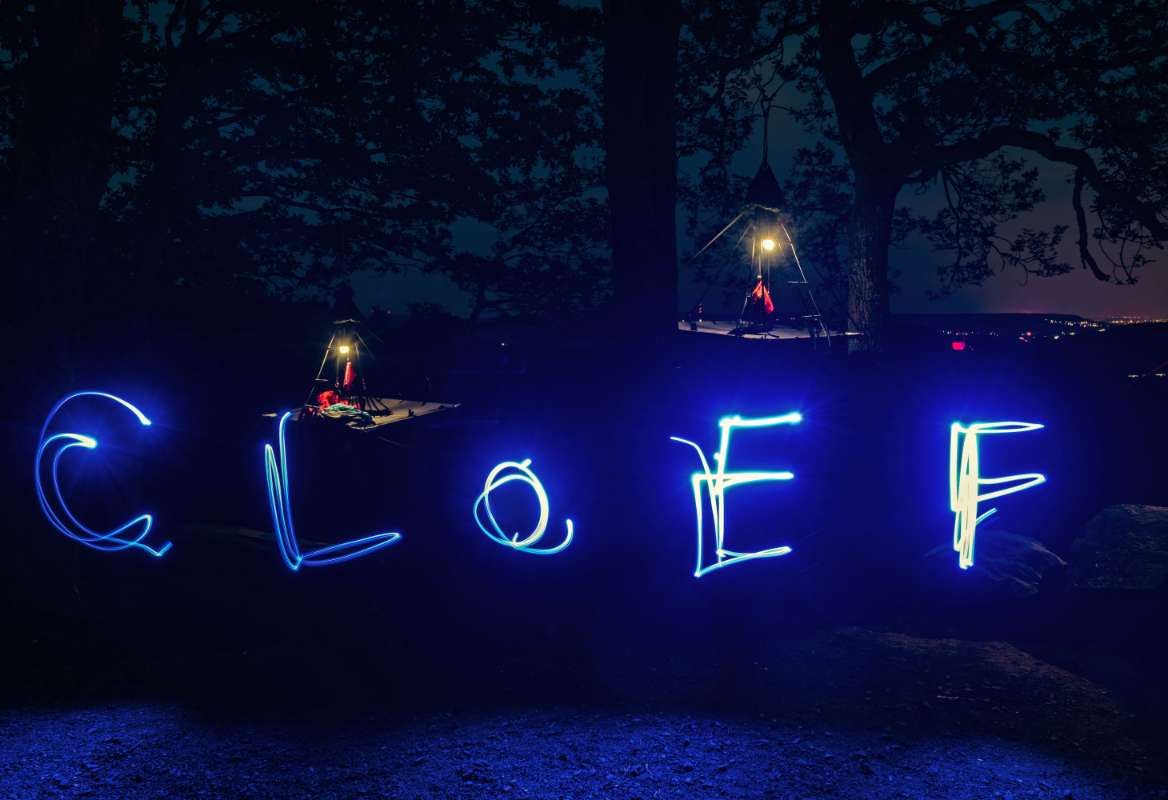 Beleuchteter Schriftzug Cloef auf dem Baumwipfelpfad bei Nacht