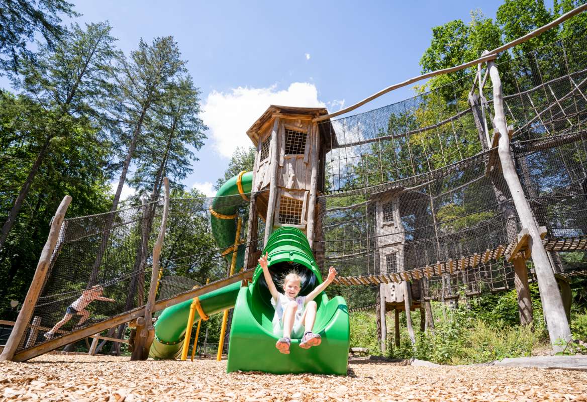 Kinder spielen auf einem der vielen Spielstationen im Abenteuerwald Saarschleife.