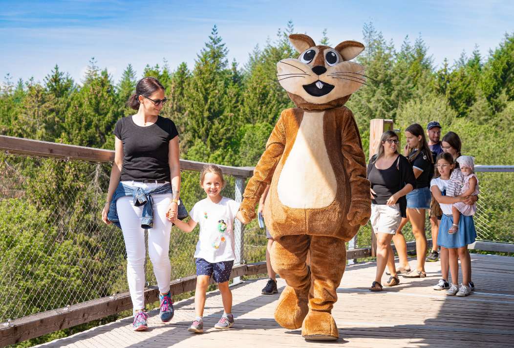 Mascot Emil regularly visits children with their parents on the Treetop Walk.