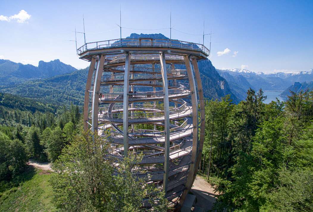 Der Baumwipfelpfad Salzkammergut mit seinem Turm bietet völlig neue Perspektiven auf die österreische Bergwelt