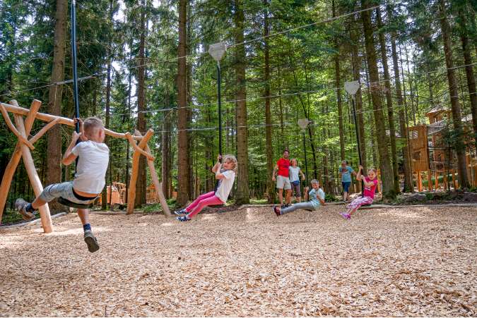 Ein Wetrennen auf der mehrspurigen Seilbahn bedeutet für die Kinder im Abenteuerwald Spaß pur