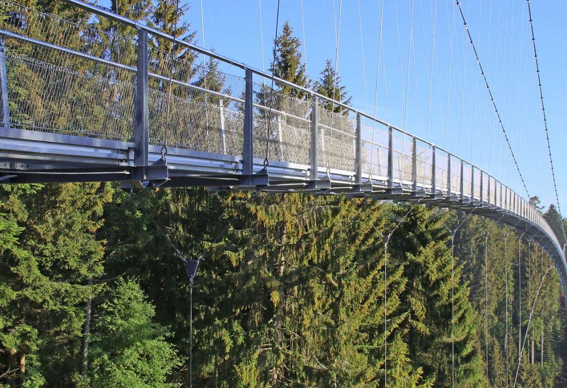 Ein Besuch der Hängebrücke Wildline lässt sich hervorragend mit dem Baumwipfelpfadbesuch auf dem Sommerberg verbinden.
